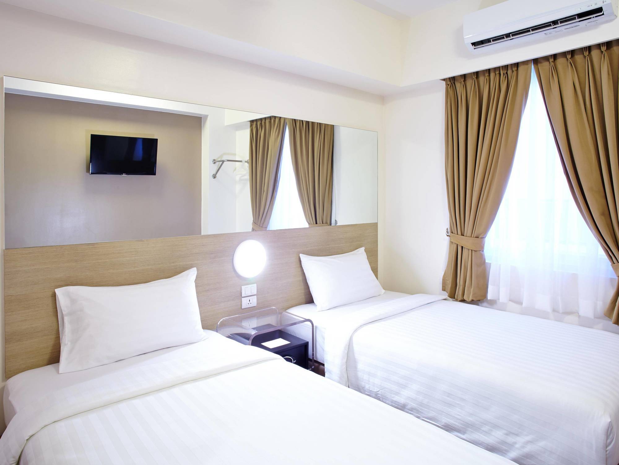 Red Planet Manila Malate Mabini Hotel Exterior foto