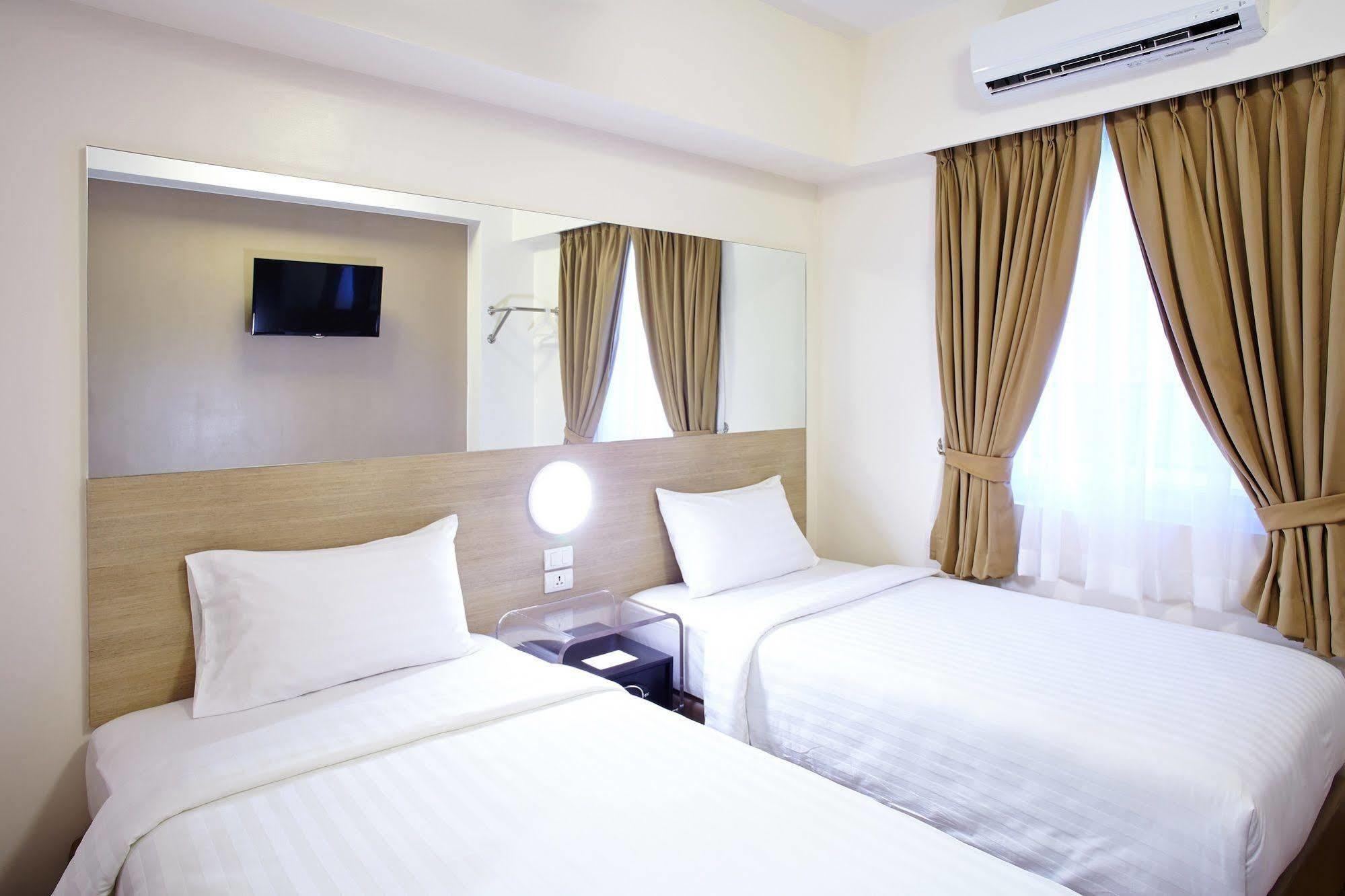 Red Planet Manila Malate Mabini Hotel Exterior foto